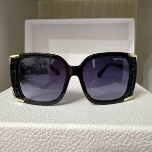 Elegant Black Square Sunglasses